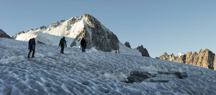 Frankreich, Mont-Blanc-Massiv, Chamonix, Bergsteiger besteigen die Aiguille de Chardonnet im Schnee - ALRF01711
