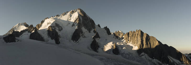 Frankreich, Mont-Blanc-Massiv, Chamonix, Bergsteiger besteigen die Aiguille de Chardonnet im Schnee - ALRF01712
