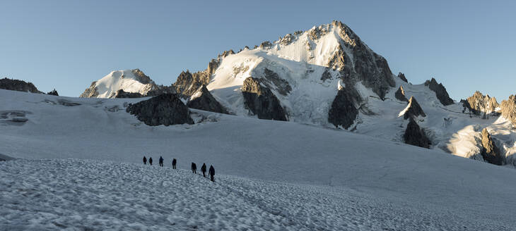 Frankreich, Mont-Blanc-Massiv, Chamonix, Bergsteiger besteigen die Aiguille de Chardonnet im Schnee - ALRF01713
