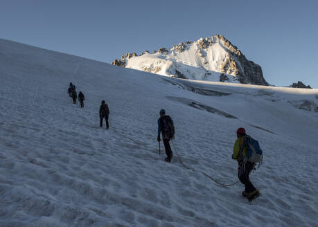 Frankreich, Mont-Blanc-Massiv, Chamonix, Bergsteiger besteigen die Aiguille de Chardonnet im Schnee - ALRF01714