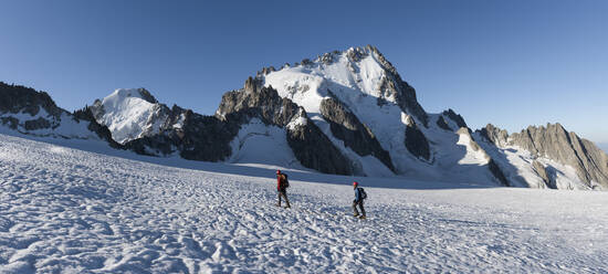 Frankreich, Mont-Blanc-Massiv, Chamonix, Bergsteiger besteigen die Aiguille de Chardonnet im Schnee - ALRF01716