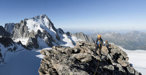 Frankreich, Mont-Blanc-Massiv, Chamonix, Bergsteiger erreichen La Petite Fourche - ALRF01718