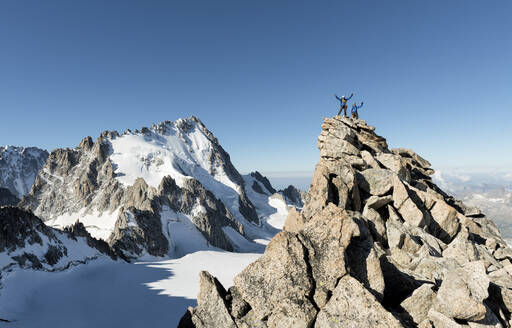 Frankreich, Mont-Blanc-Massiv, Chamonix, Bergsteiger erreichen La Petite Fourche - ALRF01719
