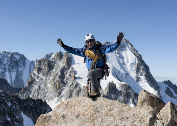 Frankreich, Mont-Blanc-Massiv, Chamonix, Bergsteiger erreichen La Petite Fourche - ALRF01720