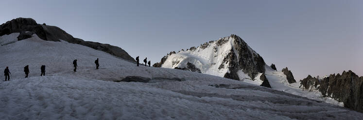 Frankreich, Mont-Blanc-Massiv, Chamonix, Bergsteiger besteigen die Aiguille de Chardonnet im Schnee - ALRF01721