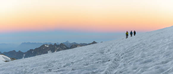 Frankreich, Mont-Blanc-Massiv, Chamonix, Bergsteiger am Glacier du Tour - ALRF01722