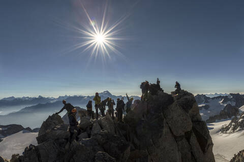 Frankreich, Mont-Blanc-Massiv, Chamonix, Bergsteiger erreichen La Petite Fourche, lizenzfreies Stockfoto