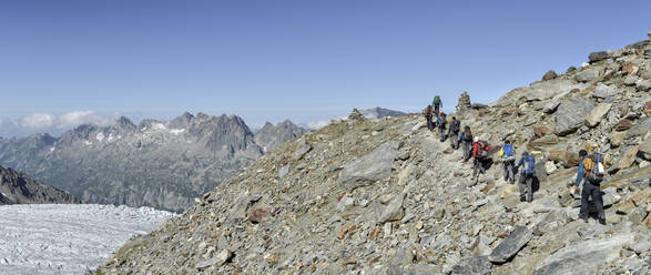 Frankreich, Mont-Blanc-Massiv, Chamonix, Bergsteiger auf dem Weg zur Albert-1er-Hütte - ALRF01725