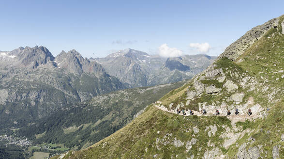 Frankreich, Mont-Blanc-Massiv, Chamonix, Bergsteiger auf dem Weg zur Albert-1er-Hütte - ALRF01727