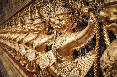 Nahaufnahme des goldenen Schreins im buddhistischen Tempelkomplex Wat Pho in Bangkok. - MINF13388