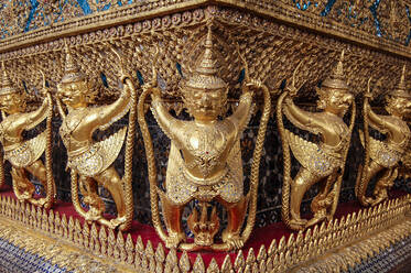 Nahaufnahme von Statuen am goldenen Schrein des buddhistischen Tempelkomplexes Wat Pho im Phra Nakhon District, Bangkok. - MINF13389