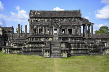 Ankor Wat, ein historischer Khmer-Tempel aus dem 12. Jahrhundert und UNESCO-Weltkulturerbe. Bögen und in Stein gehauene Tempelstrukturen. Archäologische Stätte. - MINF13405