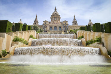 Der magische Brunnen von Montjuïc mit dem Museu Nacional d'Art de Catalunya im Hintergrund, Barcelona, Katalonien, Spanien. - MINF13411