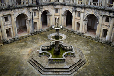 Hochformatige Ansicht des Brunnens im Hauptkreuzgang des Klosters in Tomar, Portugal. - MINF13412