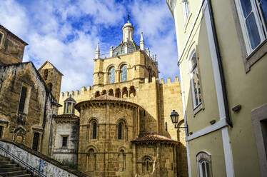 Außenansicht der alten romanischen Kathedrale, Coimbra, Portugal. - MINF13413
