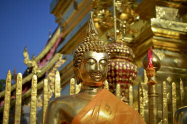 Nahaufnahme einer goldenen Buddha-Statue außerhalb eines Tempels, Myanmar. - MINF13417