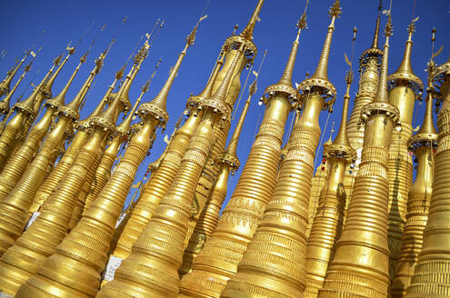 Goldene Stupas des buddhistischen Tempels Shwe Inn Thein Paya, Inle-See, Myanmar. - MINF13428