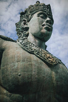 Niedriger Blickwinkel auf die große Steinstatue der Hindu-Gottheit Vishnu. - MINF13539