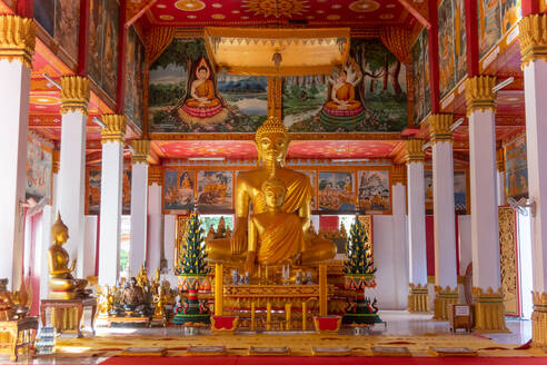 Wat Si Saket, eine große goldene Buddha-Statue und ein Altar mit Opfergaben und Wandmalereien, Vientiane, Laos - MINF13601