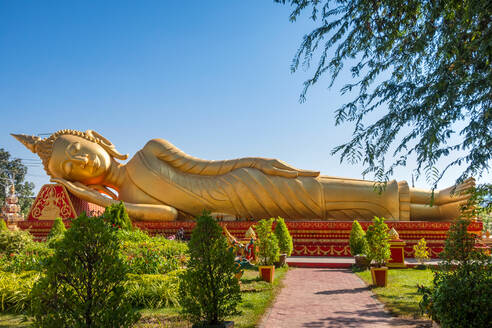 Goldener liegender Buddha im Garten des Wat Pha That Luang Vientiane Laos - MINF13602