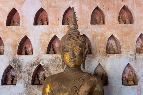 Wat Si Saket, eine Sammlung von Statuen in Wandnischen, Vientiane, Laos - MINF13604