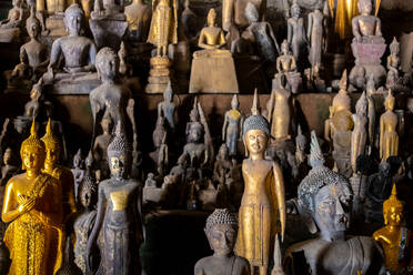 Sammlung von Buddha-Statuen in den Pak Ou-Höhlen, Luang Prabang in Laos - MINF13608