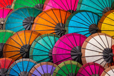 Bunte Regenschirme auf dem Straßenmarkt in Luang Prabang, Laos - MINF13610