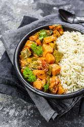 Curry mit Süßkartoffel, Karotte, Champignons, Zucchini, Zuckerschoten, Tomaten, Petersilie und Reis in Schale - SARF04464