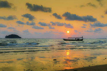 Fischerboot am Strand südlich der Stadt bei Sonnenuntergang, Otres Beach, Sihanoukville, Kambodscha, Indochina, Südostasien, Asien - RHPLF13713