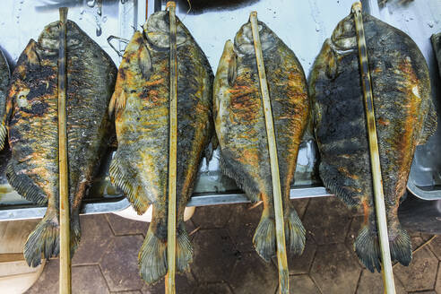 Mit Stäbchen gegrillter Fisch an einem Stand auf dem Krabbenmarkt in diesem für seine Meeresfrüchte berühmten Ferienort, Kep, Kambodscha, Indochina, Südostasien, Asien - RHPLF13722