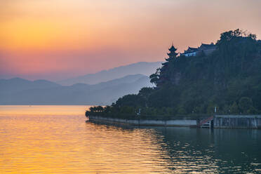 Blick auf die Shi Baozhai-Pagode bei Sonnenuntergang am Yangtze-Fluss bei Wanzhou, Chongqing, Volksrepublik China, Asien - RHPLF13743