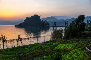 Blick auf die Shi Baozhai-Pagode bei Sonnenuntergang am Yangtze-Fluss bei Wanzhou, Chongqing, Volksrepublik China, Asien - RHPLF13744