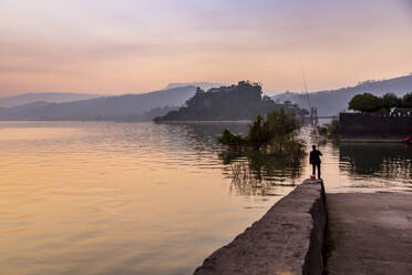 Blick auf die Shi Baozhai-Pagode bei Sonnenuntergang am Yangtze-Fluss bei Wanzhou, Chongqing, Volksrepublik China, Asien - RHPLF13745