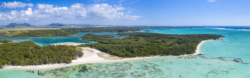 Luftaufnahme einer Drohne von weißem Sandstrand und türkisfarbener tropischer Lagune, Ile Aux Cerfs, Flacq, Ostküste, Mauritius, Indischer Ozean, Afrika - RHPLF13764