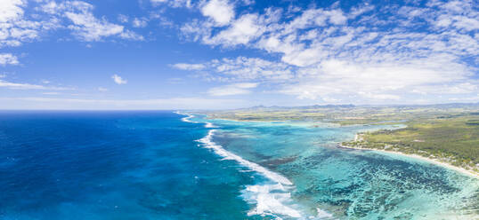 Luftpanorama der Wellen des Indischen Ozeans und des türkisfarbenen Korallenriffs, Poste Lafayette, Ostküste, Mauritius, Indischer Ozean, Afrika - RHPLF13766