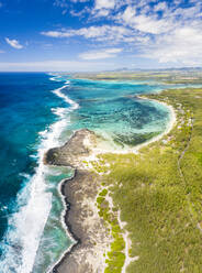 Luftaufnahme des tropischen öffentlichen Strandes, der von den Wellen des Ozeans umspült wird, Poste Lafayette, Ostküste, Mauritius, Indischer Ozean, Afrika - RHPLF13768