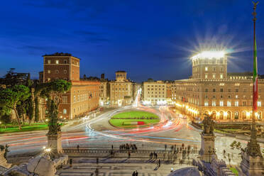 Piazza Venezia (Venedig-Platz) mit Verkehr zur blauen Stunde, Blick vom Altare della Patria (Altar des Vaterlandes), Rom, Latium, Italien, Europa - RHPLF13788