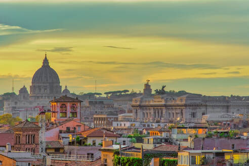 Dachlandschaft-Panorama mit traditionellen Flachbauten und der Kuppel des Petersdoms, Blick auf die goldene Stunde, Rom, Latium, Italien, Europa - RHPLF13791