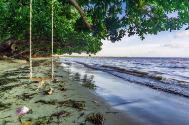 Indonesien, Insel Bintan, Leere Seilschaukel am tropischen Strand - THAF02757