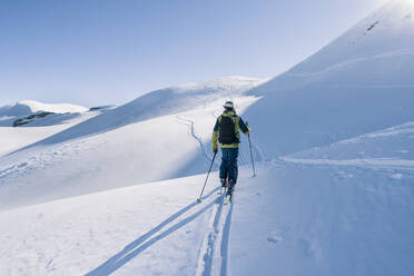 Mann auf Skitour, Graubünden, Schweiz - HBIF00023