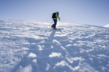 Mann auf Skitour, Graubünden, Schweiz - HBIF00024