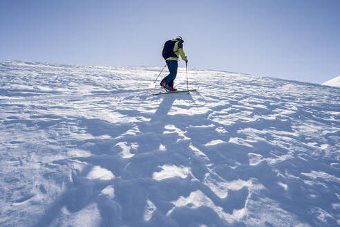 Mann auf Skitour, Graubünden, Schweiz - HBIF00024