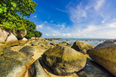 Indonesien, Bintan, Felsbrocken am tropischen Strand - THAF02769