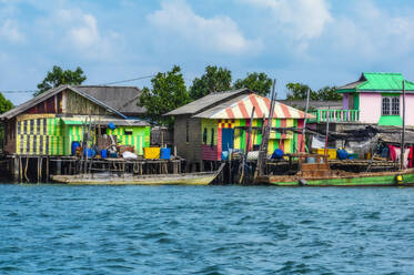 Indonesien, Bintan, Hütten im Fischerdorf - THAF02777