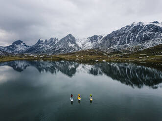 Luftaufnahme von drei Personen beim Stand Up Paddle Surfing, Leon, Spanien - DGOF00288