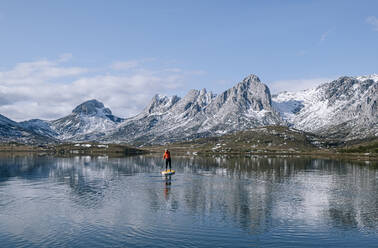 Frau Stand Up Paddle Surfing auf einem See - DGOF00319