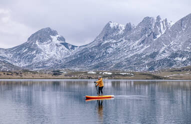 Frau beim Stand-up-Paddle-Surfen, Leon, Spanien - DGOF00331