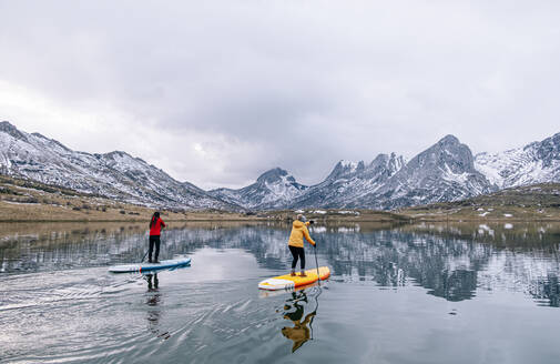 Stand-up-Paddle-Surfen, Leon, Spanien - DGOF00338