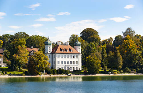 Deutschland, Bayern, Oberbayern, Starnberger See und Schloss Ammerland - LHF00768