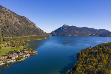 Deutschland, Bayern, Oberbayern, Luftaufnahme des Sees und des Dorfes Walchensee mit dem Jochberg im Hintergrund - LHF00772